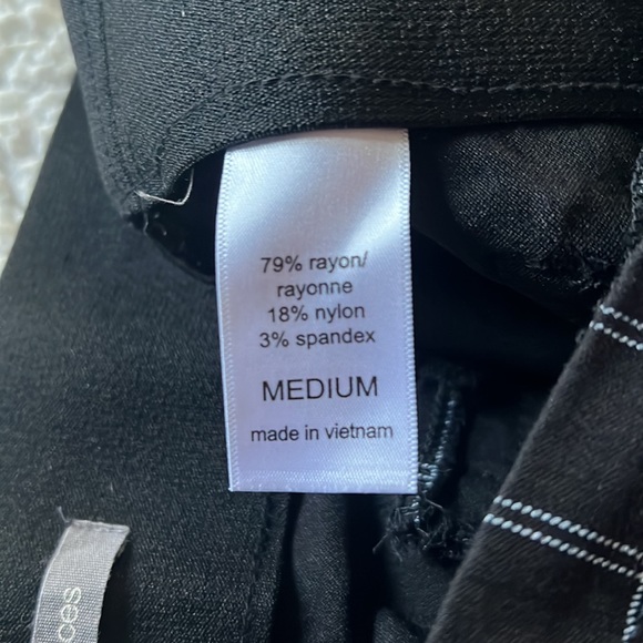 Maurices Capris, Size M- block print, black - Picture 4 of 5